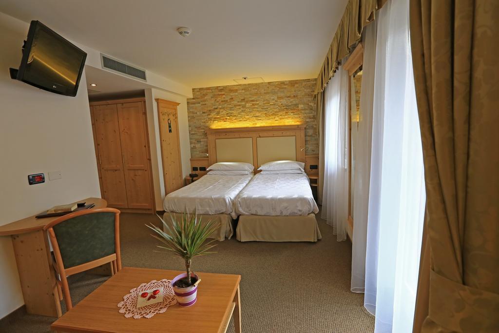 קאמפיטלו די פאסה Hotel Ladina חדר תמונה